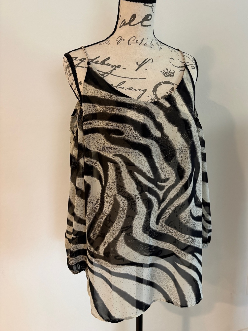 Amisu Black and White Zebra-Pattern Cold-Shoulder Top